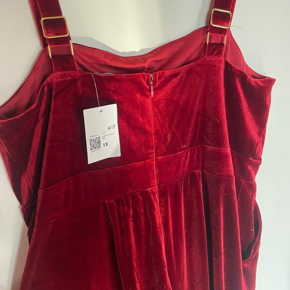 New with tags forever 21 plus red velvet jumpsuit - Picture 5 of 5